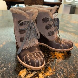 UGG BOOTS - WOMEN’S